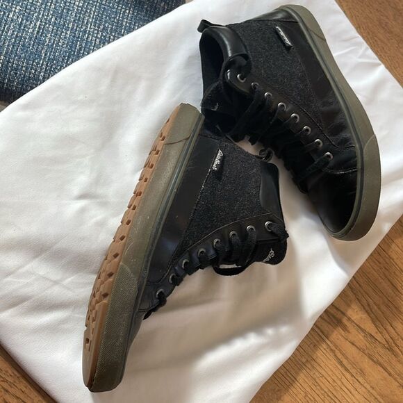 Eddie Bauer storm sneakers.   Lightly worn. - Picture 4 of 8